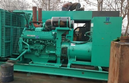 乐东发电机组如何判断水冷式机油散热器内部是否需要清洗？